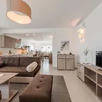 Deluxe Four Bedroom With Private Pool 4 וילה *