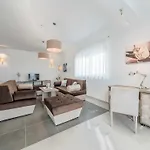 וילה Deluxe Four Bedroom With Private Pool 4 Debeljak