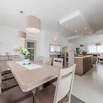 Deluxe Four Bedroom With Private Pool 4 Debeljak