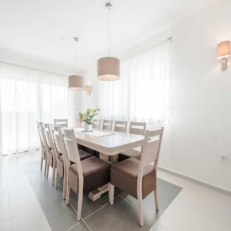 Deluxe Four Bedroom With Private Pool 4 *
