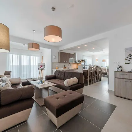 Deluxe Four Bedroom With Private Pool 4 Villa Debeljak