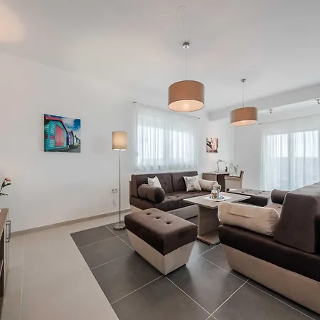 Deluxe Four Bedroom With Private Pool 4 Villa Debeljak