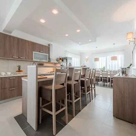 Deluxe Four Bedroom With Private Pool 4