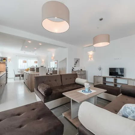 Deluxe Four Bedroom With Private Pool 4 Villa Debeljak