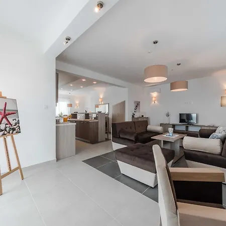Vila Deluxe Four Bedroom With Private Pool 4 Debeljak