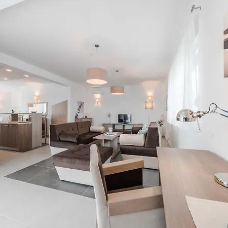 Villa Deluxe Four Bedroom With Private Pool 4 *