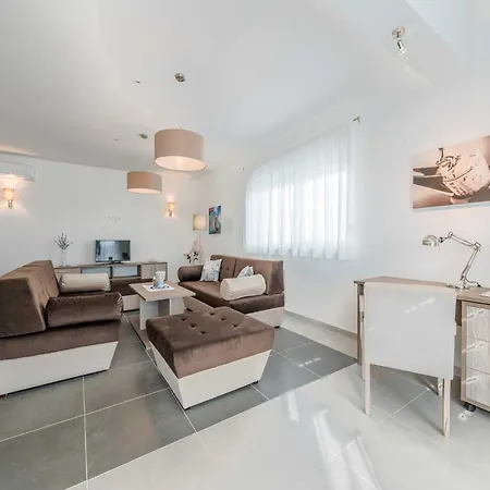 Vila Deluxe Four Bedroom With Private Pool 4 Debeljak