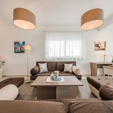 Deluxe Four Bedroom With Private Pool 4 * Debeljak