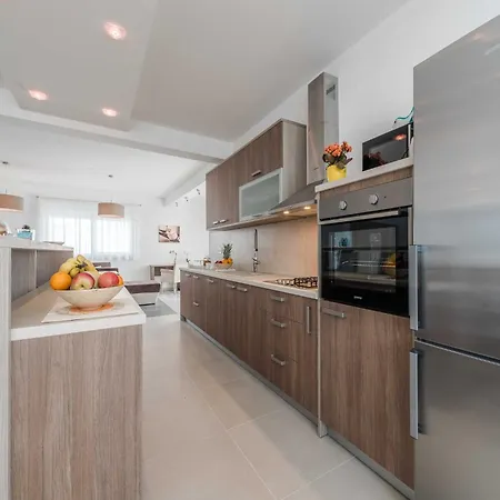 Villa Deluxe Four Bedroom With Private Pool 4
