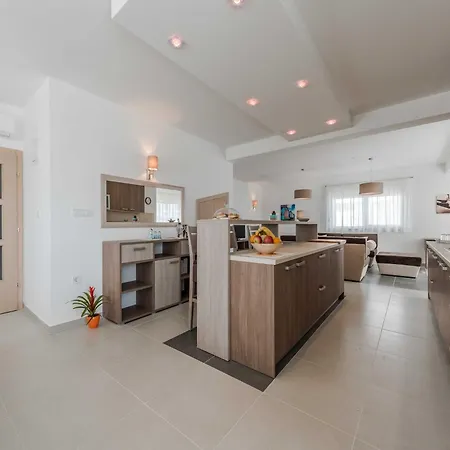 Deluxe Four Bedroom With Private Pool 4