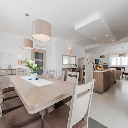 Deluxe Four Bedroom With Private Pool 4 Debeljak