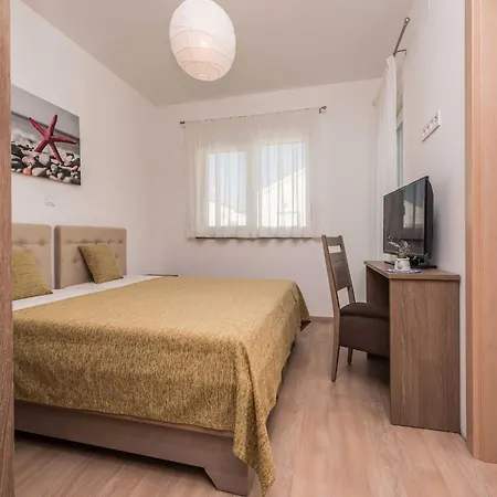 Deluxe Four Bedroom With Private Pool 4 * Debeljak