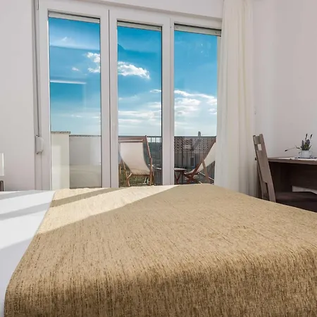 Deluxe Four Bedroom With Private Pool 4 Vila Debeljak