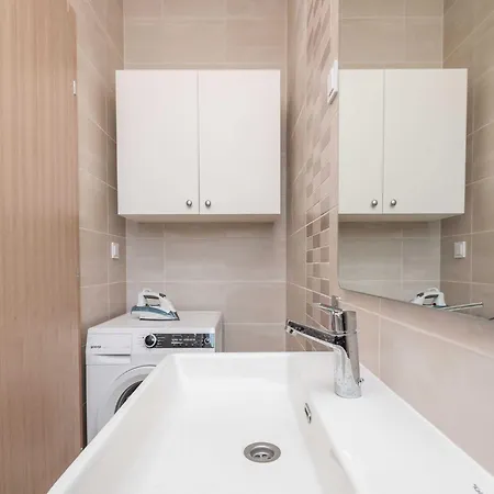 Deluxe Four Bedroom With Private Pool 4 * Debeljak