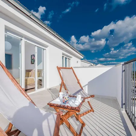 Villa Deluxe Four Bedroom With Private Pool 4 Debeljak