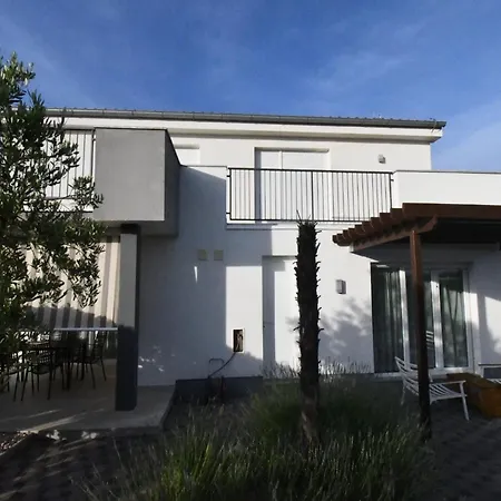 Deluxe Four Bedroom With Private Pool 4 * Debeljak