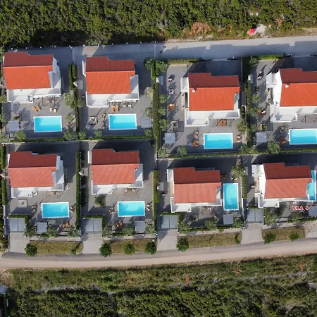 Deluxe Four Bedroom With Private Pool 4 *