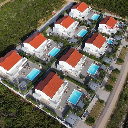 וילה Deluxe Four Bedroom With Private Pool 4 *