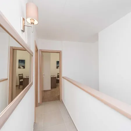 Vila Deluxe Four Bedroom With Private Pool 4 Debeljak