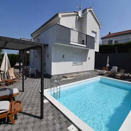 Deluxe Four Bedroom With Private Pool 4 Debeljak