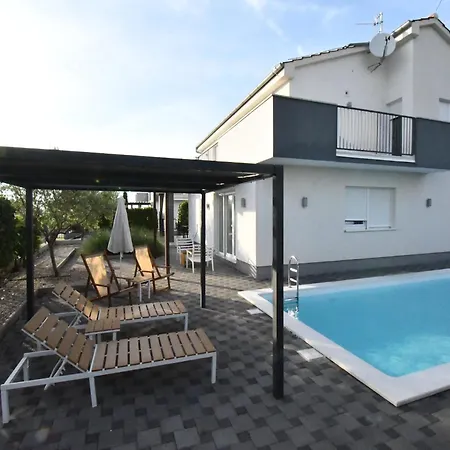 Villa Deluxe Four Bedroom With Private Pool 4