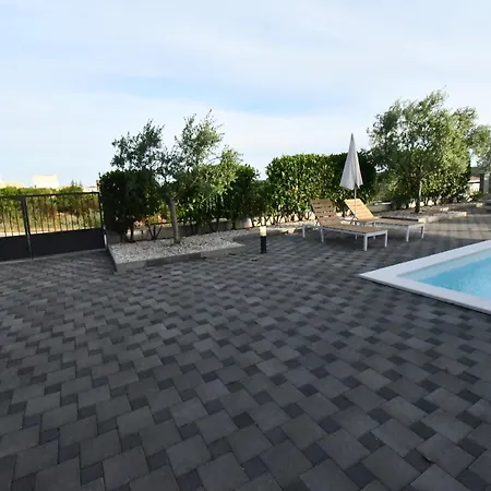 Deluxe Four Bedroom With Private Pool 4 Vila Debeljak