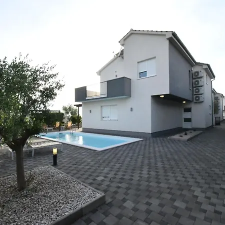 Deluxe Four Bedroom With Private Pool 4 * Debeljak
