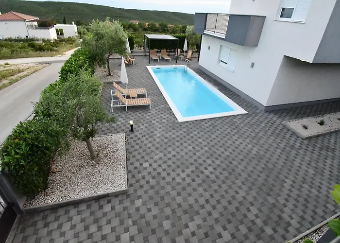 Deluxe Four Bedroom With Private Pool 4 Debeljak