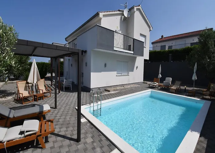 Deluxe Four Bedroom With Private Pool 4 Debeljak