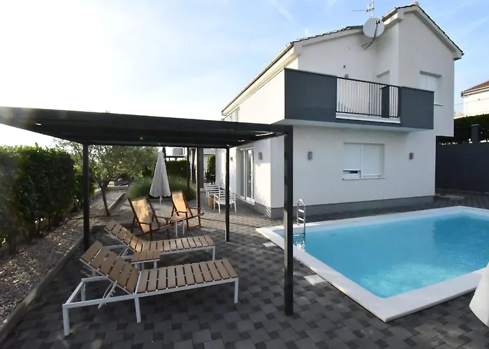 Вилла Deluxe Four Bedroom With Private Pool 4