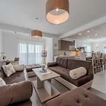 Deluxe Four Bedroom With Private Pool 4 * Debeljak