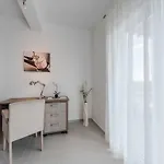 Deluxe Four Bedroom With Private Pool 4