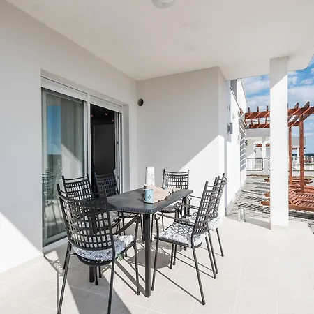 Deluxe Four Bedroom With Private Pool 4
