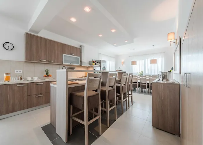 Deluxe Four Bedroom With Private Pool 4