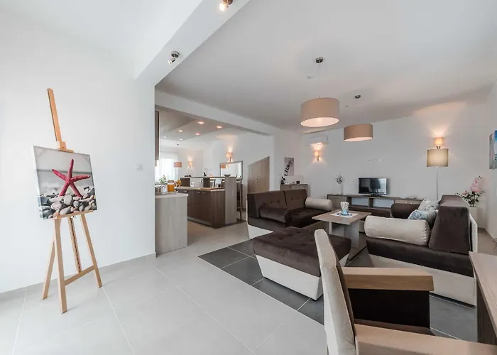 빌라 Deluxe Four Bedroom With Private Pool 4 Debeljak