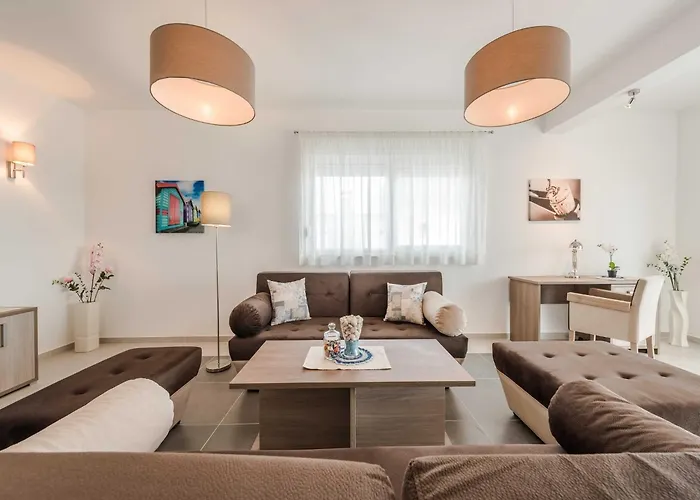Deluxe Four Bedroom With Private Pool 4 * Debeljak