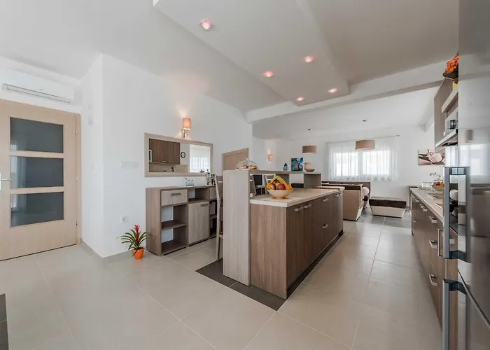 Deluxe Four Bedroom With Private Pool 4