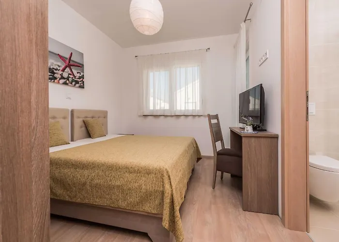 Deluxe Four Bedroom With Private Pool 4 * Debeljak