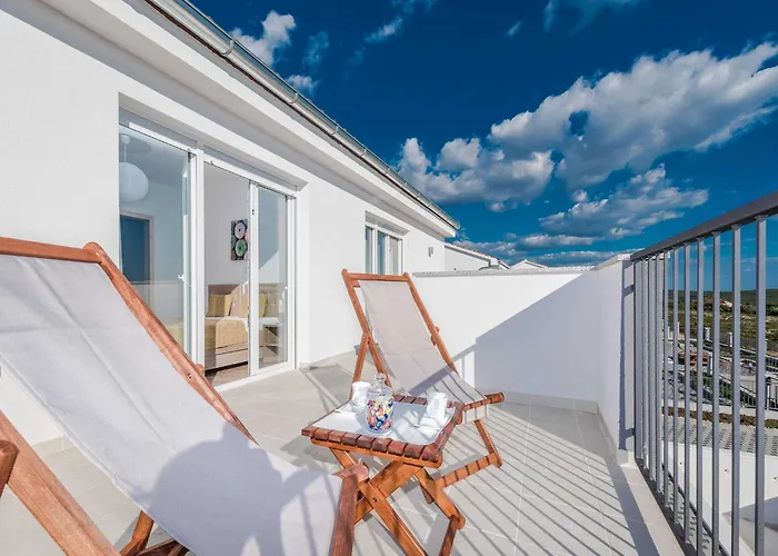 빌라 Deluxe Four Bedroom With Private Pool 4 Debeljak