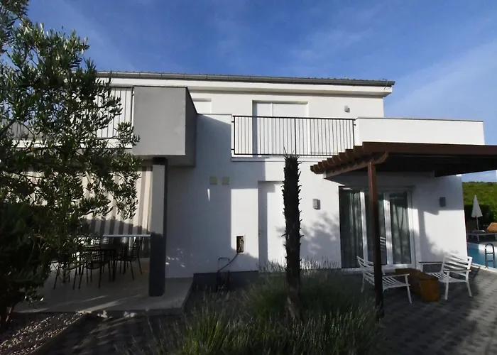 Deluxe Four Bedroom With Private Pool 4 * Debeljak