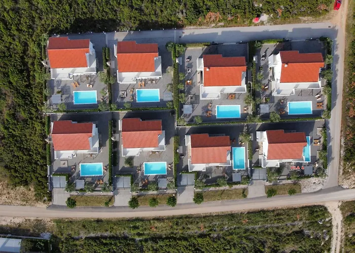 Deluxe Four Bedroom With Private Pool 4 *