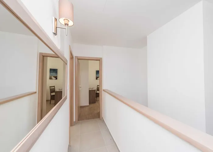 빌라 Deluxe Four Bedroom With Private Pool 4 Debeljak