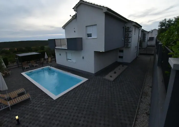 Deluxe Four Bedroom With Private Pool 4 Debeljak