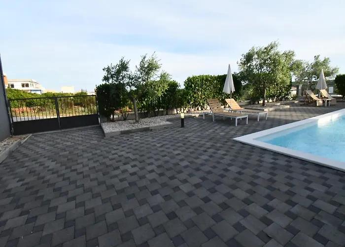 Deluxe Four Bedroom With Private Pool 4 빌라 Debeljak