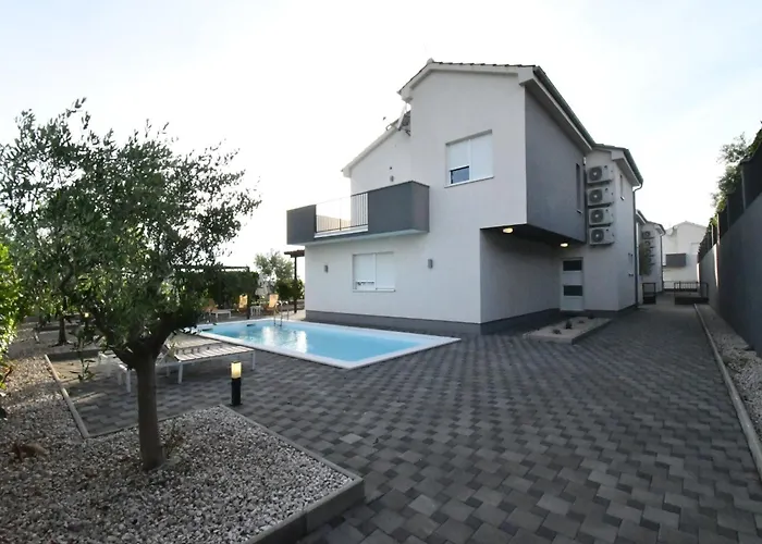 Deluxe Four Bedroom With Private Pool 4 * Debeljak